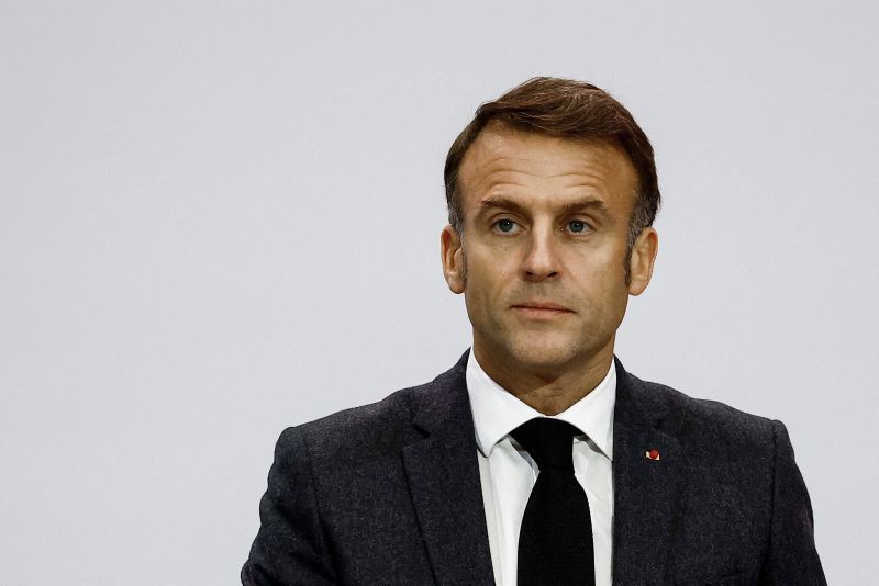 Nouveau gouvernement : Macron discute de \