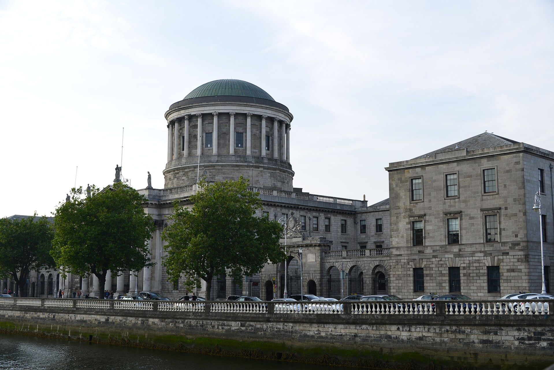 Irlande: le chef présumé du puissant cartel Kinahan inculpé après son extradition par Dubaï