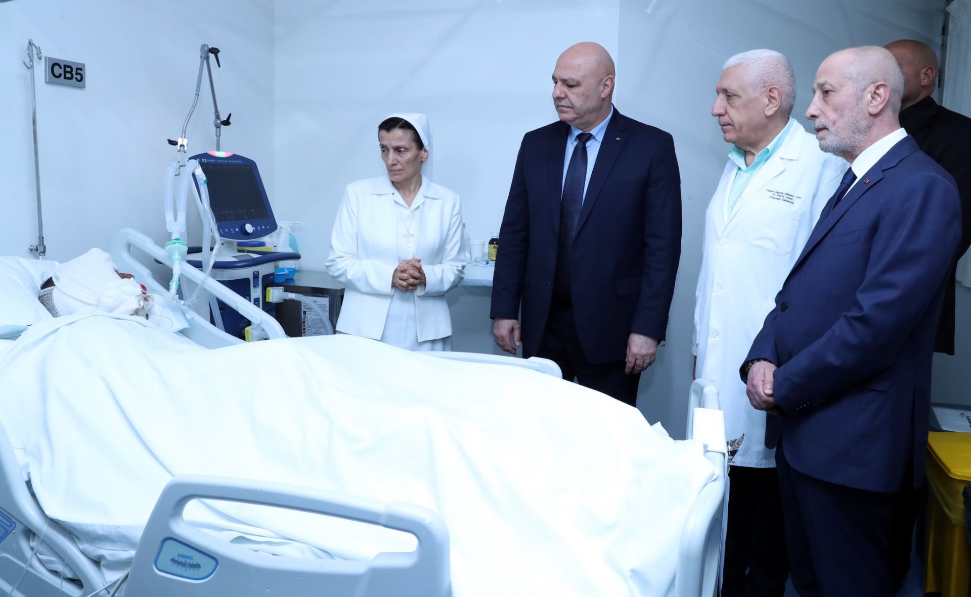 Le président Aoun au chevet d'un militaire blessé lors de l’explosion de Zebqine