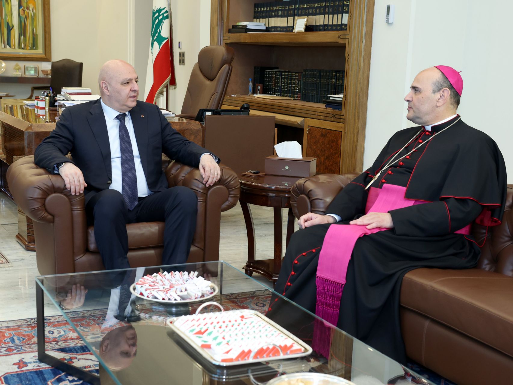 J. Aoun et le nonce apostolique, entre soutien du pape et dossier du Sud