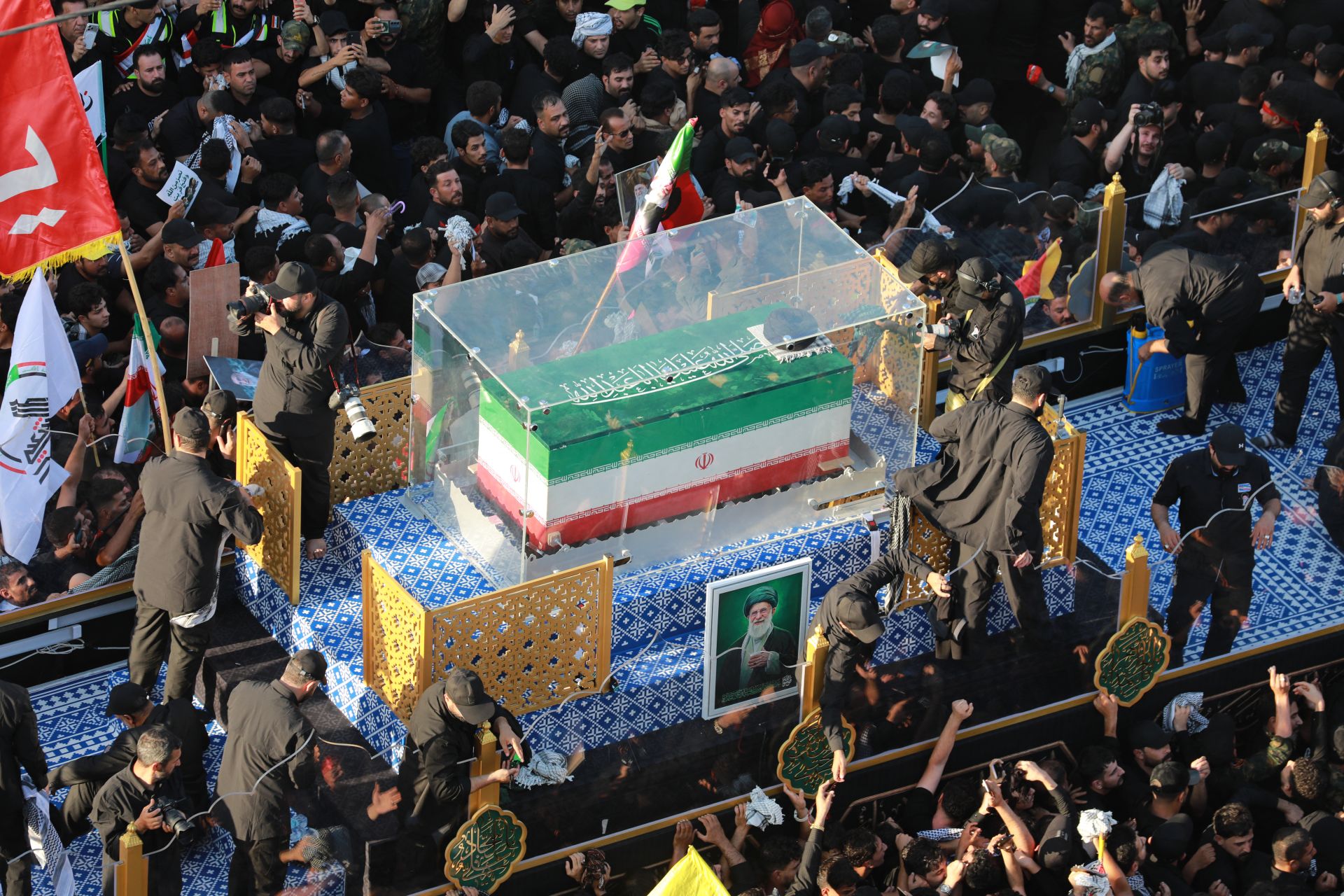 Dernier hommage en Irak à Ali Khamenei, sur fond de frappes entre Washington et Téhéran