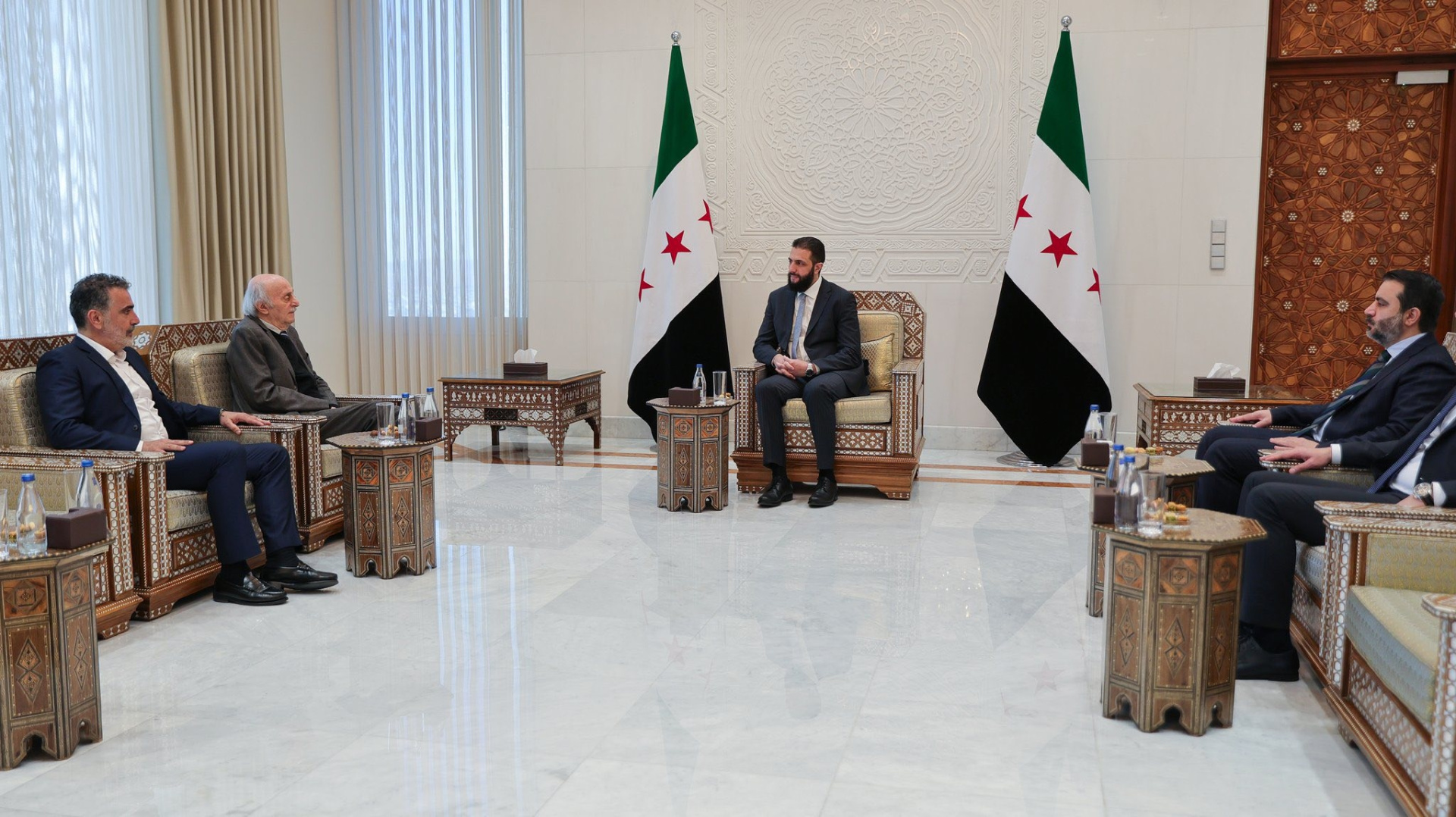 Joumblatt rencontre Al-Charraa et appelle à la responsabilité face aux tensions en Syrie