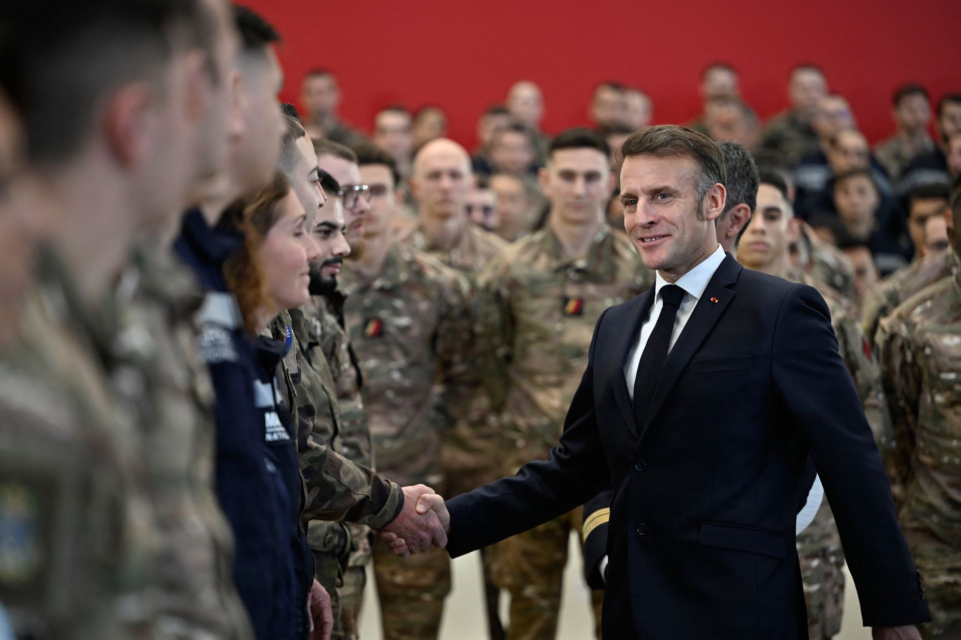 Macron appelle à faire plus en matière de défense, envoie plus de militaires au Groenland