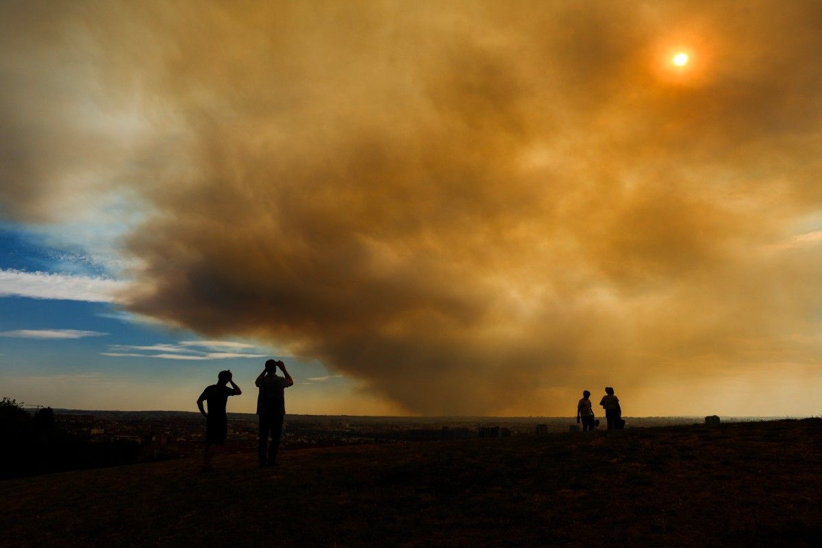 Espagne: un gigantesque nuage de fumée issu d'un feu de forêt étouffe Madrid
