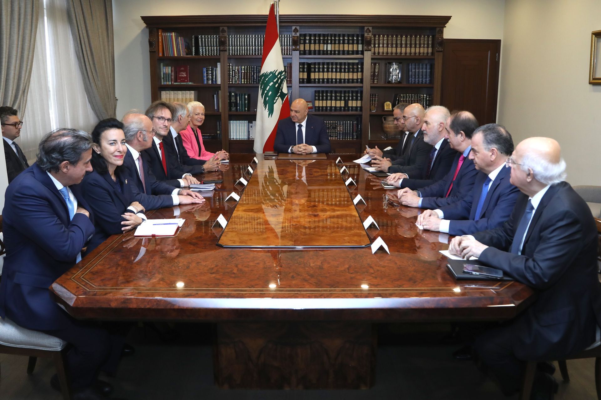 Aoun presse pour le retrait israélien devant une délégation du Parlement français
