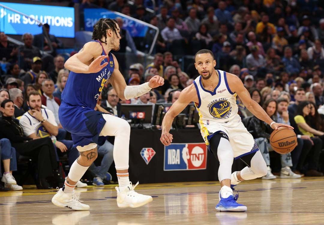 Play-offs NBA: les Warriors et les Sixers en imposent