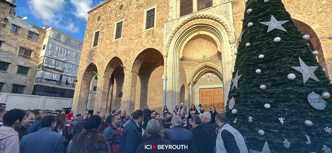 À Tripoli, un nouveau sapin de Noël installé devant l’église Saint-Georges