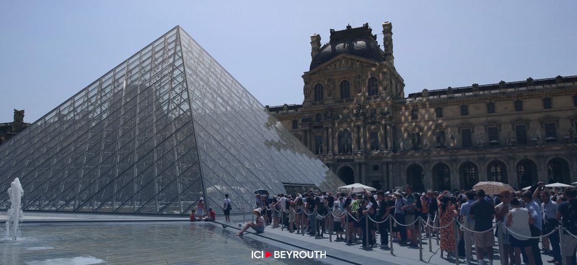 Les touristes au Louvre malgré la hausse des prix