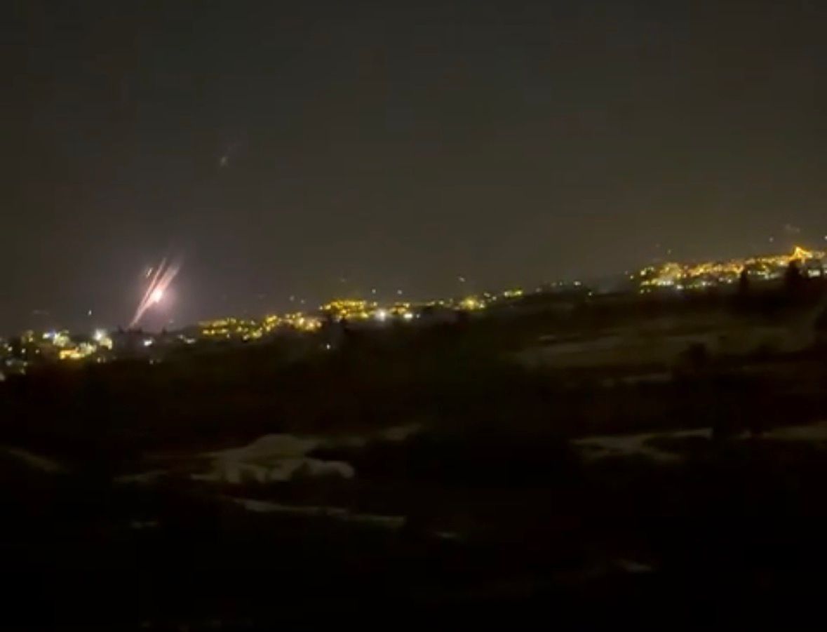 Beyrouth sous les frappes israéliennes après une salve de roquettes tirées depuis le Liban vers Haïfa