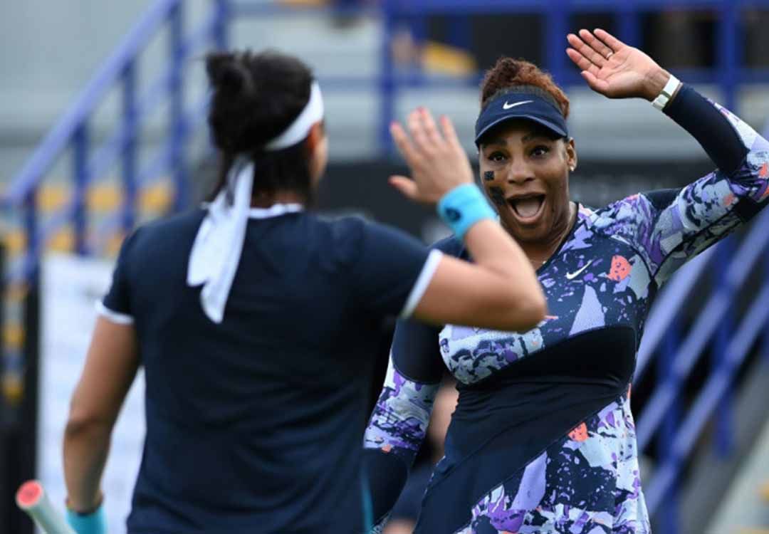 Eastbourne: Serena Williams rejoue et gagne, en double