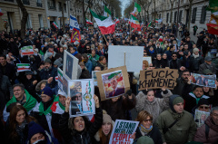 Plus de deux mille personnes à Paris en soutien au fils de l'ancien chah d'Iran