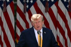 Trump menace de bombarder «fort» l'Iran après les premiers échanges de frappes en un mois