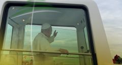 Le Pape Léon XIV salue les fidèles avant la messe
