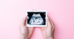 Mère à 35 ans: choix affirmé ou maternité sous contrôle?