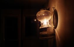 La lampe à huile, éclairer avant l’interrupteur