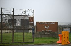 Royaume-Uni: l'antiterrorisme enquête après un incident près d'une base aérienne, cinq arrestations
