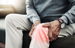 Arthrose du genou: l’embolisation peut-elle faire taire la douleur?