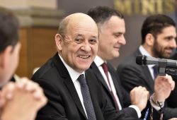 Le Drian à Alger pour tenter l'apaisement