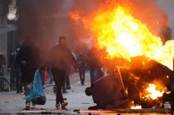 Une manifestation contre les mesures anti-Covid dégénère à Bruxelles, troisième soirée de troubles aux Pays-Bas