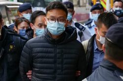 Hong Kong: deux journalistes inculpés de \