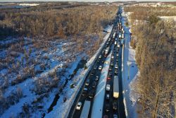 Des automobilistes américains bloqués pendant plus de 24 heures après une tempête hivernale