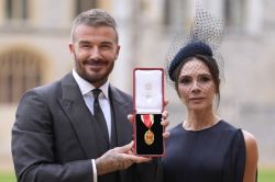 Arise and bend it: Sir David, genou à terre, Angleterre debout