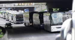 À Paris, les routiers bloquent face à la hausse des carburants