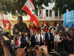 Les députés issus de la contestation arrivent Place Samir Kassir où ils retrouvent d'autres manifestants, avant de poursuivre leur chemin au rythme des \