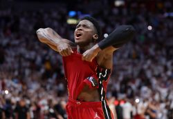 Play-offs NBA: Miami en demi-finale, Phoenix et Memphis s'en approchent