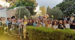 Jal El Dib en attente : le Pape Léon XIV arrive à l’Hôpital de la Croix