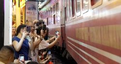 Hanoï: la rue du train, sauvée par les touristes 