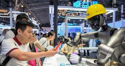 Les robots humanoïdes volent la vedette lors de la Conférence IA de Shanghai 2025