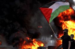 Le drapeau palestinien, nouvelle cible de l'occupant