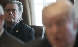 Trainé en justice, Steve Bannon passe devant ses juges