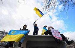 Manifestations de solidarité avec l'Ukraine à travers le monde