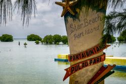 Une petite île indonésienne s'attaque à un géant du ciment