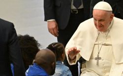 Au Vatican, le pape rend hommage à des milliers de réfugiés