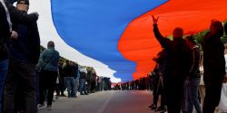 Les Serbes du Kosovo face aux soldats de l'Otan