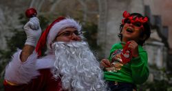 Les célébrations de Noël illuminent le monde