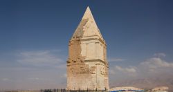 La pyramide d’Hermel, l’énigme du Liban