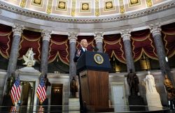 Assaut du Capitole: Biden défend avec une gravité inédite la démocratie