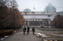 Le port de casques bleus par des militaires du Kazakhstan critiqué par l'ONU