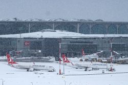 La neige sème le chaos à l'aéroport d'Istanbul et sur les routes d'Athènes