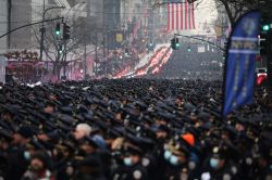 New York rend un hommage impressionnant à son jeune policier