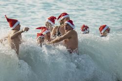 L'Esprit de Noël sur la Côte d'Azur: le Père Noël plonge pour le bain traditionnel à Nice