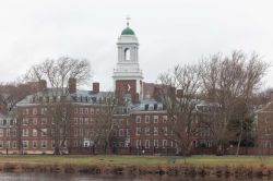 L'administration Trump coupe plus de 2 milliards de subventions à Harvard