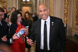 Un démocrate s'élève contre Trump au Sénat et bat un record d'endurance