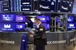 Le dollar s'enfonce, la tension monte avant les annonces douanières de Trump