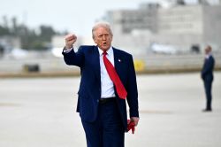 Trump s'arc-boute sur ses droits de douane malgré la débâcle des marchés