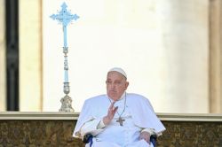 Le pape, convalescent, fait une apparition surprise au milieu des fidèles place Saint-Pierre